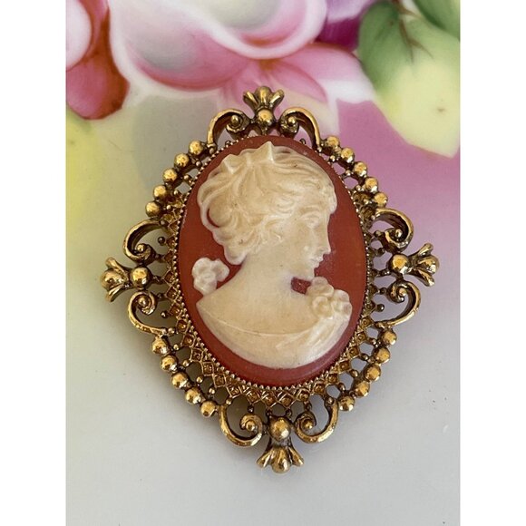 Vintage 1970s Avon Gold Tone Cameo Solid Perfume Locket Brooch - Picture 1 of 8